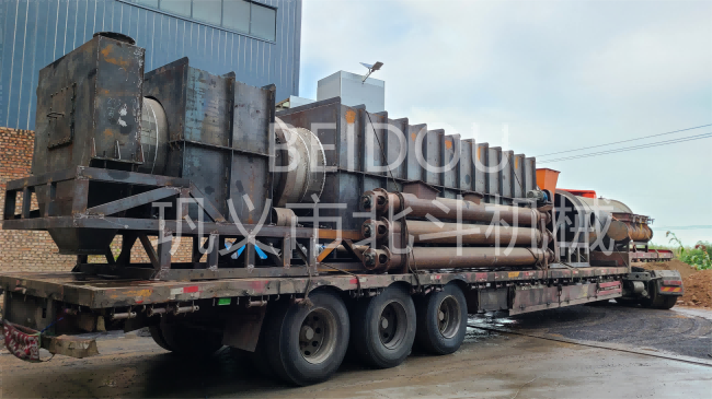 連續(xù)式麻桿炭化設(shè)備迎著藍天與白云發(fā)往安徽地區(qū)