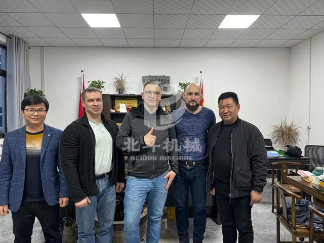 俄羅斯客戶(hù)至北斗機(jī)械參觀考察炭化設(shè)備